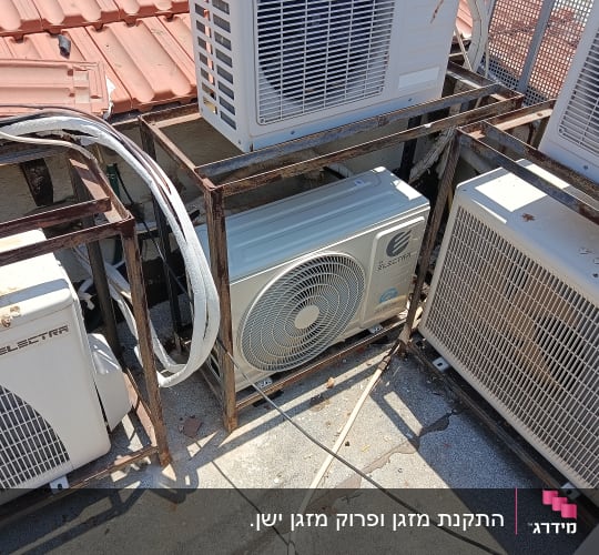 יחידות חיצוניות של מזגנים על גג עם צינורות וחיבורים